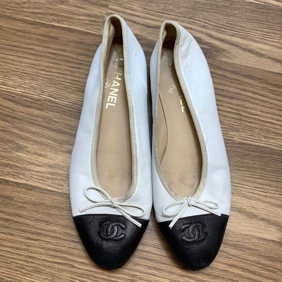Chanel CC Ballerina Ballet Flats White Black Cap Toe Calfskin Leather Size 39 - Picture 6 of 12